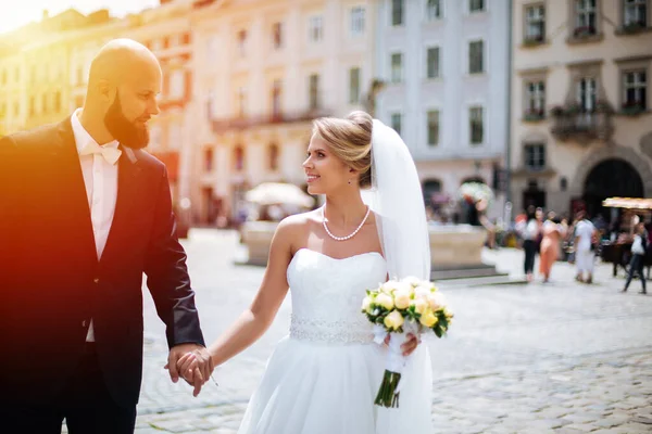 Underbara Bröllop Par Har Solig Dag Gamla Stan Med Arkitektur — Stockfoto
