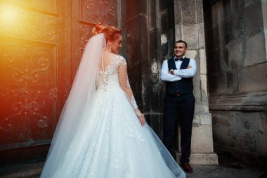 Düğünden sonra mutlu gelin ve damat.