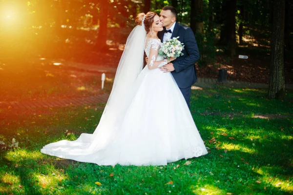 Felice Sposa Sposo Dopo Cerimonia Nozze — Foto Stock