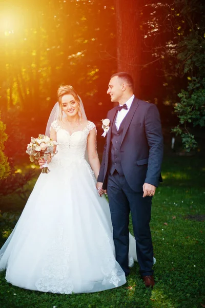 Novia Novio Felices Después Ceremonia Boda — Foto de Stock