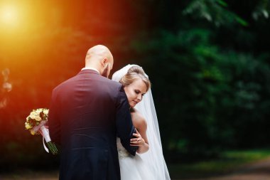 Güzel sarışın çift düğün günlerinde.