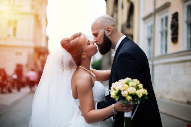 Düğünlerinde yürüyen güzel bir çift..