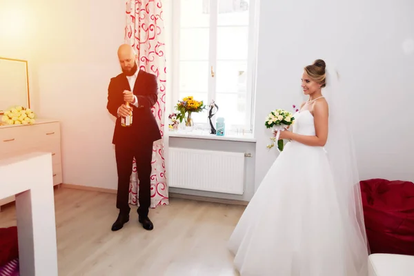 Groom Pours Champagne Wedding Day — Stock Photo, Image