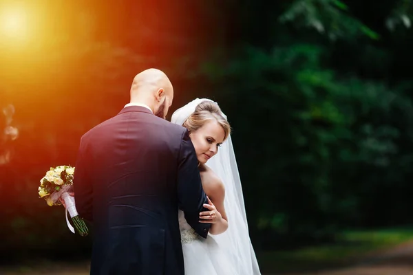 Schöne Blonde Paar Ihren Hochzeitstag — Stockfoto
