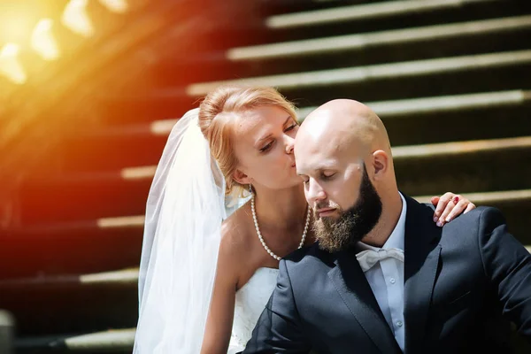 髭を生やしたはげ花嫁美しいカップル結婚式の日夏 — ストック写真
