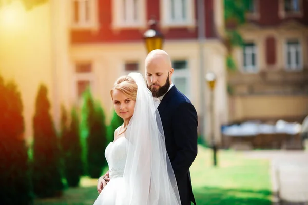 Gorgeous Wedding Couple Enjoys Sunny Day Old Town Architecture — Stock Photo, Image