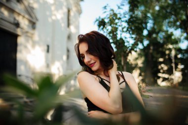 Güzel kız antik aslanlar şehrinde yürür..