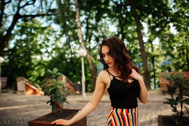 İlkbaharda sokakta yürüyen güzel bir kız. Bahar havasının tadını çıkaran genç bir kadın