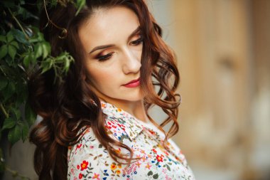 Elbise içinde akşam makyajı yapan güzel bir esmer portresi..