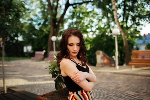 Menina Bonito Vestido Bonito Cabelo Castanho — Fotografia de Stock