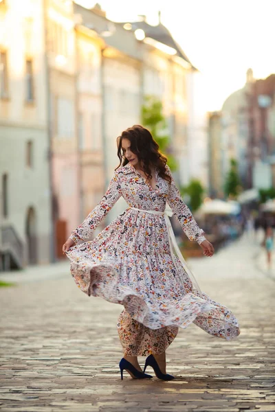 Brunette Danse Dans Les Rues Lviv Dans Une Belle Robe — Photo