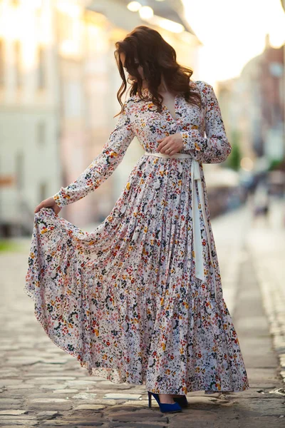 Esmer Kadın Lviv Sokaklarında Uzun Güzel Bir Elbiseyle Yürüyor — Stok fotoğraf