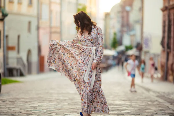 Hermosa Chica Campo Flores Hermoso Vestido — Foto de Stock