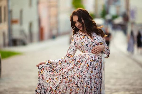 Esmer Kadın Lviv Sokaklarında Uzun Güzel Bir Elbiseyle Yürüyor — Stok fotoğraf