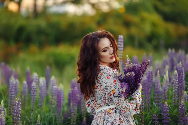 Flicka Ett Fält Blommor Vacker Klänning — Stockfoto