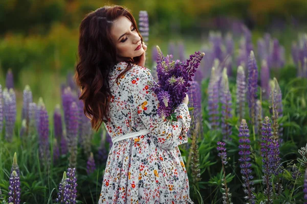 Brunett Ett Blomsterfält Flickan Håller Lupiner Lila — Stockfoto