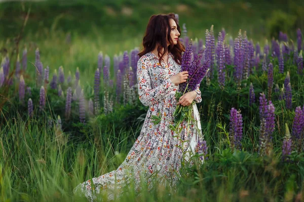 Lány Mező Virágok Egy Gyönyörű Ruhát — Stock Fotó