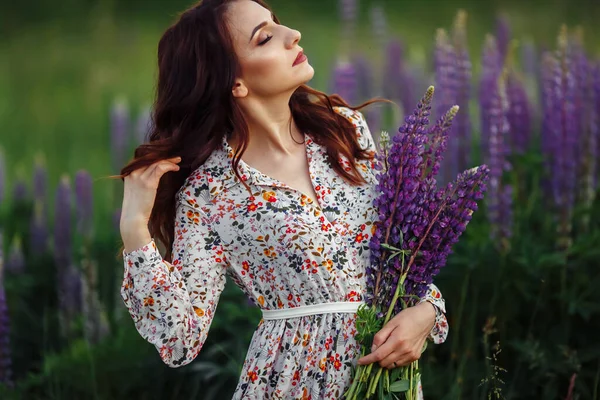 Mädchen Einem Schönen Kleid Park Einer Blume — Stockfoto