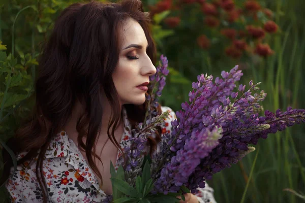 Hermosa Morena Sosteniendo Flores Altramuz Maquillaje Noche —  Fotos de Stock