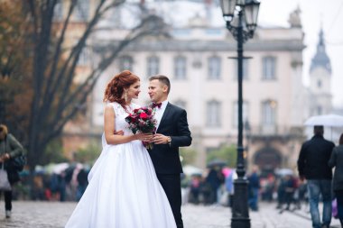 Aslan gibi güzel gelin ve damat. Düğün günlerini kutlarız.