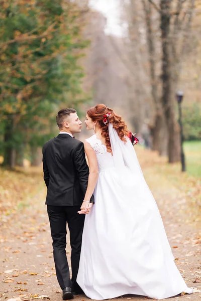 Portrait Ensoleillé Couple Heureux Extérieur Dans Des Endroits Naturels Coucher — Photo