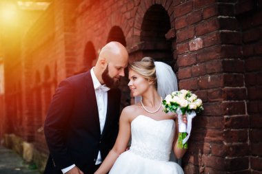 Güzel sarışın çift düğün günlerinde.