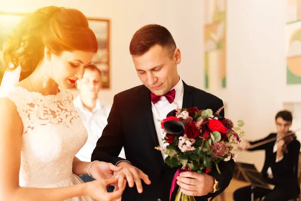 Fede Nuziale Vestiti Ufficio Anagrafe Giorno Del Matrimonio — Foto Stock