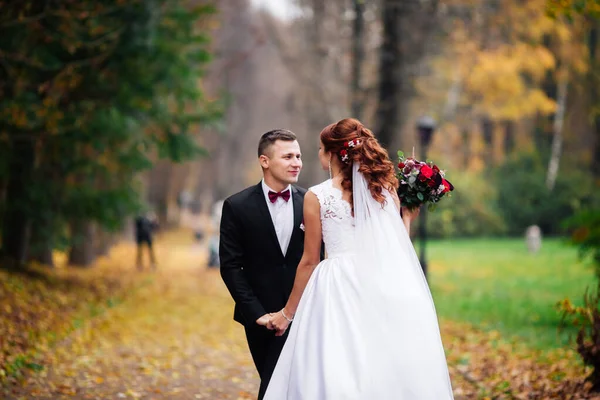 Europeo Felice Coppia Romantica Che Celebra Loro Matrimonio — Foto Stock