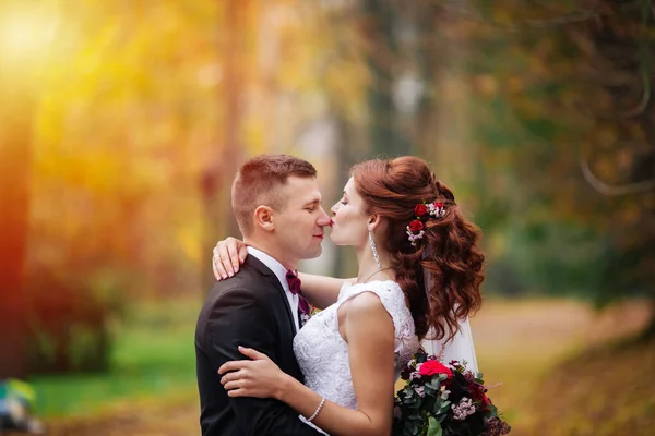 Couple Romantique Heureux Européen Célébrant Leur Mariage — Photo