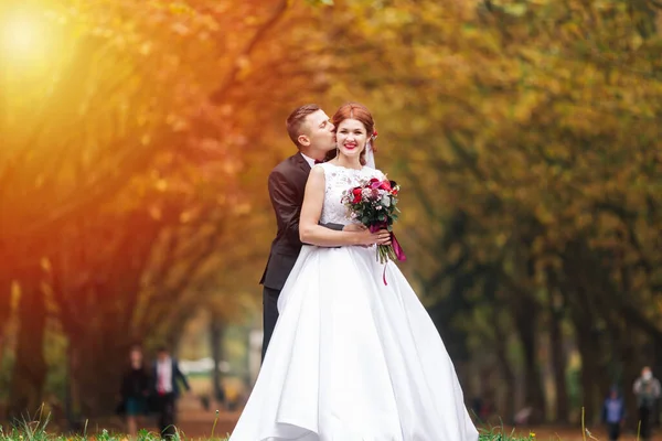 Sol Retrato Novia Feliz Novio Aire Libre Naturaleza Ubicación Atardecer —  Fotos de Stock