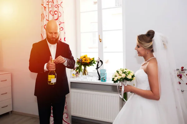 新郎がシャンパンを注ぐ 結婚式の — ストック写真