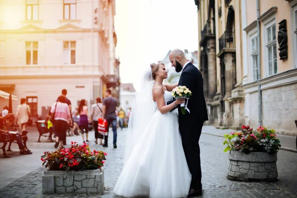 Egy Fiatal Gyönyörű Menyasszony Férje Egy Nyári Parkban Állnak Egy — Stock Fotó