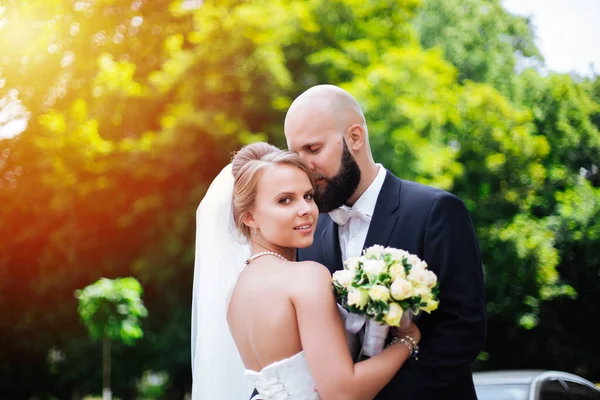 Een Jonge Mooie Bruid Haar Man Staat Een Zomerpark Met — Stockfoto