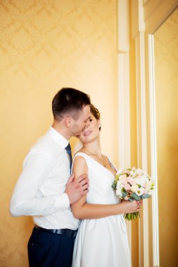 Düğün günlerinde genç gelin ve damat mutlu olsun. Otelde düğün çifti.