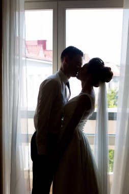 Şık gelin, güzel gelin otelde poz veriyor..