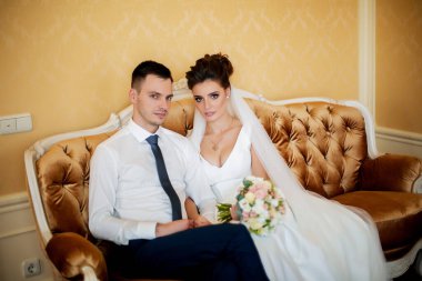 Gelin ve damat sabahı. Gelin ve damadın ilk buluşması. Düğün çiftimizin sabah ilk bakışı. Oteldeki düğün çifti. Gelin ve damat