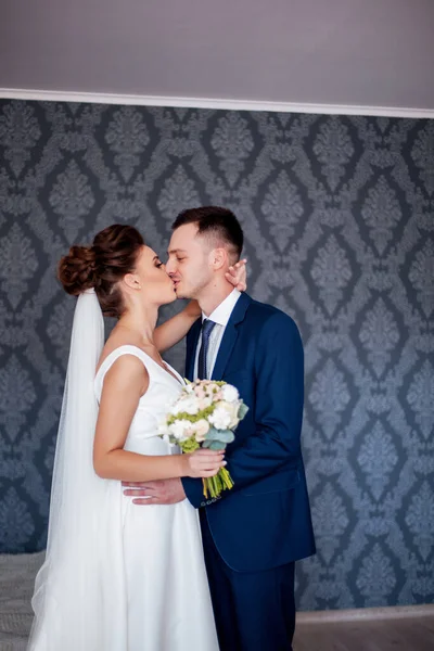 Casal Apaixonado Bela Noiva Vestido Branco Com Buquê Noivas Noivo — Fotografia de Stock