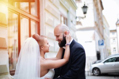 Güneşli bir günde harika bir düğün Güzel bir çift.