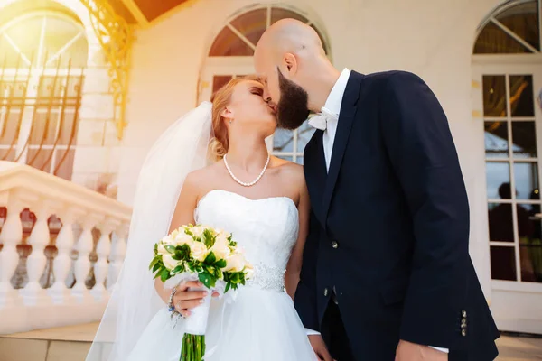Prachtige Bruiloft Een Zonnige Dag Mooi Paar — Stockfoto