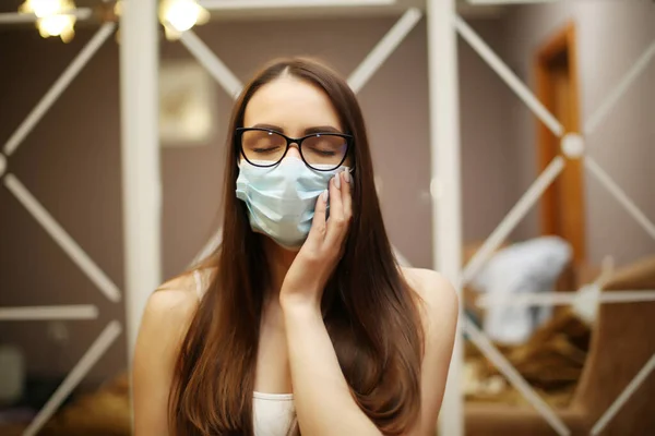 Retrato Una Chica Con Una Máscara Ojos Cerrados Gafas Malestar — Foto de Stock