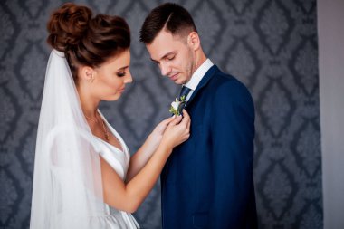 İnanılmaz gülümseyen bir düğün çifti. Güzel gelin ve şık damat.