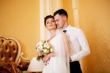 Düğün günlerinde genç gelin ve damat mutlu olsun. Otelde düğün çifti.