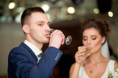 Güzel bir düğün çifti. İki kişilik düğün. Beyaz elbise.