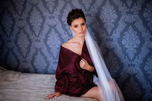 結婚式の準備をしながら豪華な部屋のベッドの上に横たわるドレスの豪華な花嫁 — ストック写真