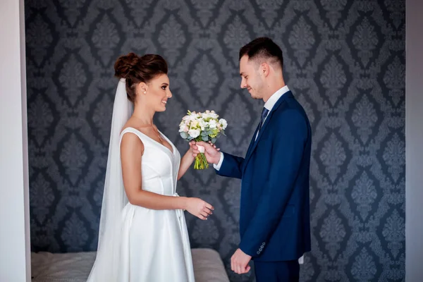 Verliebtes Hochzeitspaar Schöne Braut Weißen Kleid Mit Brautstrauß Und Schöner — Stockfoto