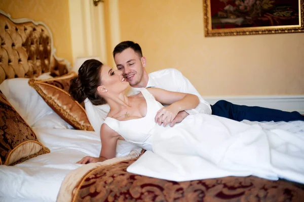 Glückliche Junge Braut Und Bräutigam Hochzeitstag Hochzeitspaar Hotel — Stockfoto