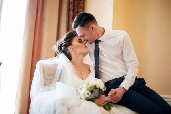 Das Erste Treffen Des Brautpaares Der Erste Blick Eines Hochzeitspaares — Stockfoto