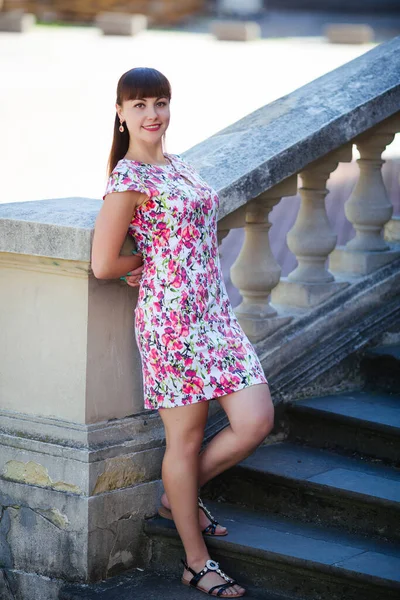 Hermosa chica posando en el fondo de la ciudad lviv — Foto de Stock