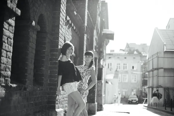 Two beauties posing against the background of the city — Stock Photo, Image