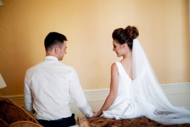 Gelin ve damadın ilk buluşması. Sabahleyin ilk kez bir düğün çifti görülüyor. Otelde düğün çifti. Gelin ve damat